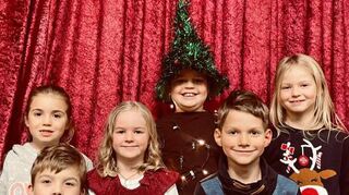 Auf die Bühne gingen auch die Akteure der Kindergruppe (links) und der Jugendgruppe mit den Stücken „Ein Tannenbaum mit Heimweh“ und „Der letzte Schlag der Knackerbande“.