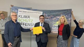 Einen offenen Brief mit 17 Forderungen für mehr Klimaschutz im Kreis und in den Kommunen übergaben Mitglieder des Klimanetzwerks an Landrat Christoph Schauder (Zweiter von rechts) und Dezernentin Ursula Mühleck (Rechts).