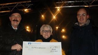 Einen Spendenscheck über 1500 Euro übergab Initiatorin Beatrix Wendt im Beisein von Bürgermeister Dr. Lukas Braun (rechts) an Dr. Michael Lippert.