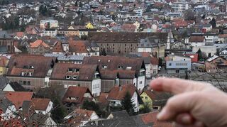 Brennpunkt Erfapark: Der Weg zur Reaktivierung des Hardheimer Einkaufszentrum wird von der Gemeindeverwaltung und vom Investor „Schoofs“ weiter eifrig beschritten. Doch geht es nicht richtig voran, weil nun angekündigte Grabungen des Landesdenkmalamtes die Bauarbeiten auf unbestimmte Zeit verzögern werden.