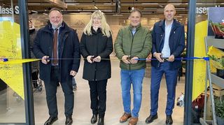 Bürgermeister Ralf Killian, Ortsvorsteherin Anne-Kathrin Kämmer, Marktbetreiber Jochen Tischer und Matthias Hauptmann von Edeka (von links) schneiden zur Eröffnung des Edeka-Markts das Band durch.