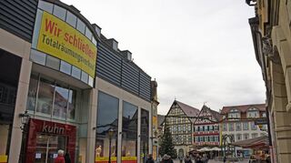 Das Modehaus Kuhn ist Geschichte. Es hat Mitte Dezember geschlossen. Die Zinser-Gruppe übernimmt das Gebäude und den Standort.