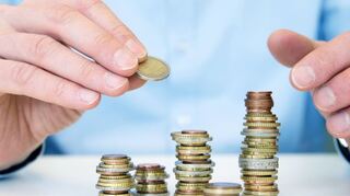 Verbraucherschützer raten, beim Sparen vor allem kurz-, mittel- und langfristige Ziele zu unterscheiden.