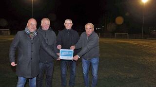 Die Mitglieder der Projektgruppe bei der Inbetriebnahme der neuen Flutlichtanlage auf dem Kunstrasenplatz (von links): Bernd Haag, Dieter Schenek, Rudi Wolfstädter und Lothar Derr.