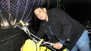 Die Biker im Kugelkäfig um Daniel Michael Campos bieten eine sensationelle Motorradshow mit Gänsehautfeeling. Die regelmäßige Wartung der Maschinen hat oberste Priorität.