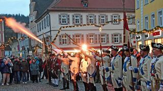 Zweimal Salut auf Wohl und Zukunft der Stadt Bad Mergentheim: ein feuriges Spektakel auf dem Marktplatz.