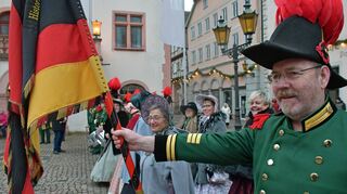 Auch wenn die grün-roten Uniformierten deutlich im Vordergrund stehen: Die Bad Mergentheimer Bürgerfrauen sind seit 2014 fester Bestandteil des Vereins und gehören bei öffentlichen Auftritten selbstverständlich dazu.