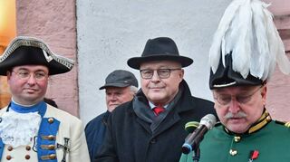Drei Redner vor dem alten Bad Mergentheimer Rathaus (von links): Andreas Lehr, Oberbürgermeister Udo Glatthaar und Günther Etzl.