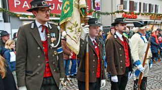 Gerngesehene Gäste in alpenländischer Tracht und Uniform: die Abordnung der Schützencompagnie aus dem bayerischen Waldmünchen