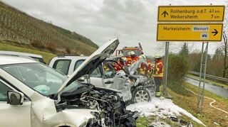 Die Bad Mergentheimer Feuerwehr musste die schwer beschädigten Fahrzeuge löschen – eines geriet direkt nach dem Unfall in Brand.