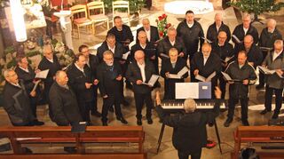 Eine klangvolle Reise durch die Weihnachtswelt gestaltete der MGV Altheim am 2. Weihnachtsfeiertag: Am Morgen in Altheim als Matinee und am gleichen Tag in Rinschheim als Abendveranstaltung (Bild).