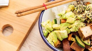 Auch aus Tofu, Avocado und anderen Zutaten lässt sich eine schmackhafte Bowl zubereiten.