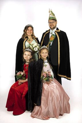 Das Prinzenpaar Robin I. und Jasmin II. und die beiden Kinderprinzessinnen Lana I. und Antonia I. heißen die Gäste zur Kalrobenfastnacht willkommen.