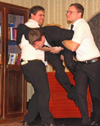 Gemeinsam gehen Heinz und Kurt gegen den „Erbschleicher“ Klaus vor.