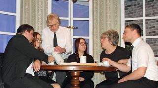 Fast noch friedlich: der Aufwärmkaffee in Tante Marthas Wohnung. Die Aufnahme zeigt (von links.) Frank Dimler, Bärbel Reinhard, Gerhard Stahl, Hanna-Marie Leyrer, Petra Hub und Tobias Weihbrecht.