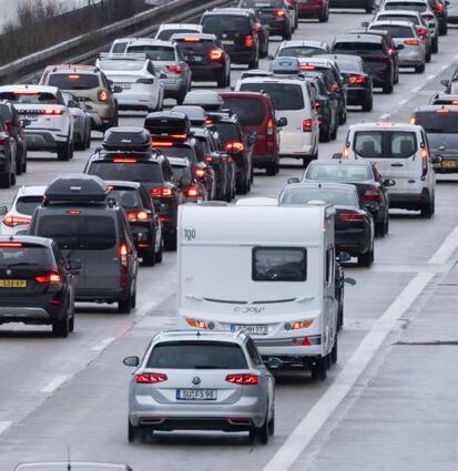 Auch bei Stau darf der Standstreifen nicht befahren werden.