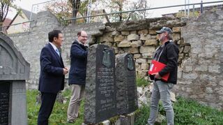 Landtagsvizepräsident Dr. Wolfgang Reinhart (links) und Bürgermeister Dr. Lukas Braun (Mitte) machten sich ein Bild von den Schäden an der Mauer.