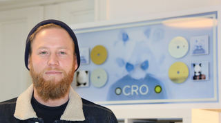 Der an der Mannheime Popakademie ausgebildete Chimperator-Chef Sebastian Andrej Schweizer posiert 2013 vor den Edelmetall-Trophäen von Cro.