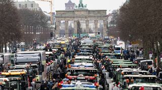 Landwirte sorgten mit ihren Traktoren vor dem Brandenburger Tor für Verkehrschaos in Berlin.