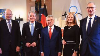 Thomas Bach (Mitte) mit den Laudatoren Gregor Baumbusch, Wolfgang Vockel, Anette Schmidt und Matthias Behr (von links).