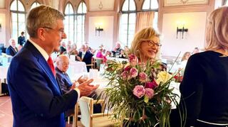 Für Claudia Bach gab es Blumen von Bürgermeisterin Anette Schmidt.