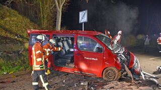 An der Brücke zwischen Kaufland-Kreisel und Friedhofskreuzung in Igersheim verunglückte am Freitagabend ein Fahrzeug und stürzte knapp fünf Meter in die Tiefe.