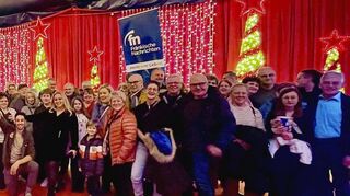Gruppenbild mit den Stars: Die FN-Leser mit René Casselly und Rebecca Siemoneit-Barum (Mitte).