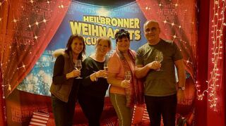 Mit Sekt wurde auf den schönen Abend angestoßen: Constanze Neumeier (Zweite von links) mit FN-Lesern in der beliebten „Foto-Ecke“ im Foyer.