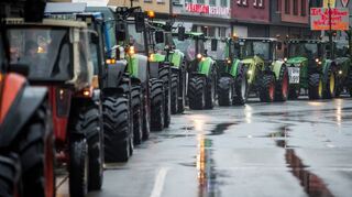 Viele Traktoren sind am Montag auf den Straßen. Die Landwirte demonstrieren gegen Einsparpläne der Ampel-Koalition.