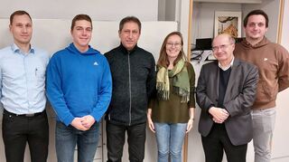 Der neue Vorstand des Stadtjugendrings gemeinsam mit Kurt Baumann (Zweiter von rechts), der nach 40-jähriger ehrenamtlicher Tätigkeit als Kassenwart aus dem Führungsteam ausschied.