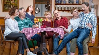 Ein prima Ensemble bringt im Markelsheimer Kolpingtheater das Stück „Aufzumfensterln.com“ von Sebastian Uebel und Peter Müller auf die Bühne.