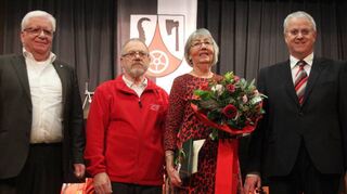 100 unentgeltliche Blutspenden hat Edith Bundschuh geleistet. Dafür erhielt sie die Blutspenderehrennadel in Gold mit eingravierter Spendenzahl.