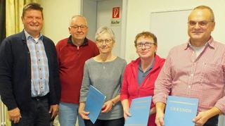 Blutspenderehrung in Dertingen: (von links) Ortsvorsteher Egon Beuschlein und Reinhold Hörner, Vorsitzender des DRK-Ortsvereins, zeichneten Anneliese Holzhäuser, Margit Stollberger und Udo Schlundt aus.