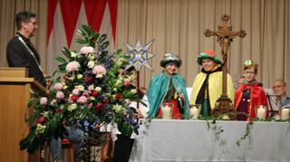 Zum Neujahrsempfang der Marktgemeinde Kreuzwertheim, der mit einem Gottesdienst begann und bei dem auch die Sternsinger ihre Aufwartung machten, stellte Bürgermeister Klaus Thoma (links) seine Rede unter die Überschrift „Herausforderungen meistern“.