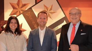 Dr. Tim Schnyder (Mitte) wird neuer Wirtschaftsförderer der Stadt Bad Mergentheim. Oberbürgermeister Udo Glatthaar und Lorena Klingert freuen sich auf die Zusammenarbeit.