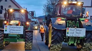 Die Landwirte legten vielerorts kurzfristig – wie hier in Königshofen – den Verkehr lahm.