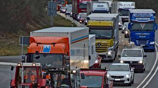 Geringer Aufwand – große Wirkung: Wenige Trecker in gemächlichem Tempo genügen, um den frühmorgendlichen Berufsverkehr bei Distelhausen stark zu beeinträchtigen.