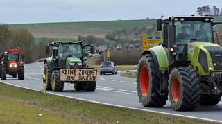 Auch auf der Umgehungsstraße bei Buchen behinderten Landwirte den Verkehr mit sogenannten „Schlepp-Fahrten“.
