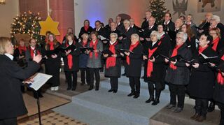 Beim Weihnachtsliedersingen der Singgemeinschaft unter der Leitung von Mechthild Geiger in der Pfarrkirche St. Peter und Paul wurde der Chor von einem Bläserensemble mit Jakob Tombek unterstützt.