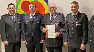 Ehrungen bei der Freiwilligen Feuerwehr Bettingen: Das Bild zeigt (von links) den Vorsitzenden des Kreisfeuerwehrverbands, Sebastian Quenzer, den stellvertretenden Abteilungskommandanten Daniel Tessmer, Peter Walentschka, Abteilungskommandant Simon Buhl und Stadtbrandmeister Torsten Schmitt.