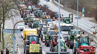 Bauern fahren in ihren Traktoren langsam durch die Innenstadt von Ravensburg und lassen kein Fahrzeug überholen.