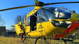 Der Rettungshubschrauber Christoph 18 wartet vor dem Ortseingang von Rengershausen auf den Schwerstverletzten.