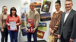Die glücklichen Gewinner Bettina Helm (2. von links), Thomas Bund (Mitte) und Sarah von Negelein (2. von rechts) freuen sich zusammen mit Landrat Dr. Achim Brötel (rechts) und der Verantwortlichen im Landratsamt, Ines Braach (links), über die gelungene Fotoaktion und die Preise.