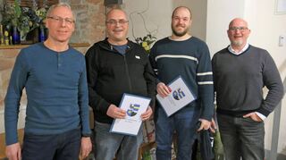 In der Sitzung des Gemeinderats wurden Jan Konrad (Zweiter von rechts) und Dietmar Hildenbrand (Zweiter von rechts) für häufiges Blutspenden geehrt. Dank sprachen ihnen Bernhard Stumpf (links) für das DRK und Bürgermeister Roger Henning aus.