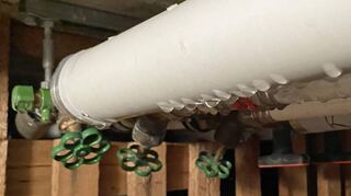 Es tropft immer noch aus einer Warmwasserleitung.