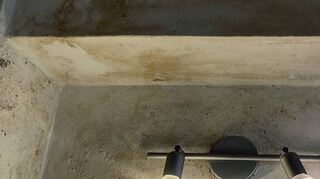 Feuchte Stellen im Badezimmer.