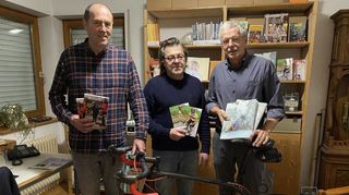 Wissenswertes über 40 Jahre Radtreff Lauda sowie Radsport im Taubertal und viele Geschichten rund ums Rad hat Lothar Rosenberg (rechts) nicht nur mit Volker und Werner Mott (links) zusammengetragen.