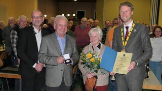 Auszeichnung: Rolf Klein (vorne, Zweiter von links) wurde für sein enormes ehrenamtliches Engagement mit der Wertheimer Stadtmedaille in Gold ausgezeichnet. Dank gab es auch für seine Frau Lore Klein. Anerkennung für das Geleistete zollten auch Ortsvorsteher Udo Kempf (vorne, links) und OB Markus Herrera Torrez (rechts).
