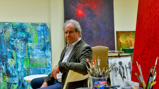 Umgeben von Gemälden und Pinseln: der Mannheimer Maler Edgar Landherr in seinem Atelier.