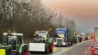 Bis zu 400 Landwirte mit ihren Schleppern sorgten im Rahmen eines „rollenden Protests“ auf den Bundesstraßen 290 und 292 am Donnerstag stellenweise für ein Verkehrschaos.